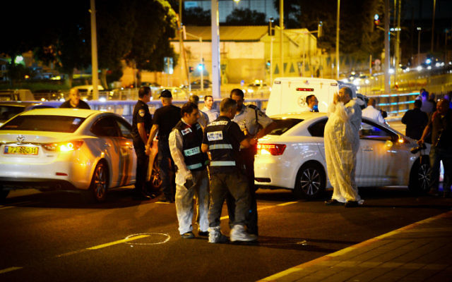Illustration : La sécurité israélienne sur un site où un Palestinien a été poignardé par un homme de 25 ans à l'extérieur d'un centre commercial dans la ville israélienne de Petah Tikva, le 7 octobre 2015 (Crédit : Flash90)