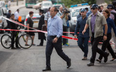 Le maire de Jérusalem, Nir Barkat, sur les lieux d'une attaque au couteau à une station de tramway, à Jérusalem, le 8 octobre 2015. (Crédit : Yonatan Sindel/Flash90)