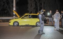 La police inspectent les lieux de l'attaque au couteau au carrefour de Gan Shmuel sur la route 65, au nord d'Israël, le 11 octobre 2015. Une soldate a été grièvement blessée, et trois autres personnes légèrement blessés (Crédit : Flash90)