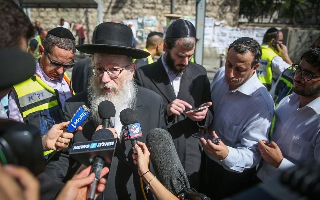 Yaakov Litzman sur le site d'une attaque où un terroriste a percuté sa voiture dans piétons et a poignardé au moins 5 personnes, en en tuant un, sur la rue Malchei Yisrael, à Jérusalem. le 13 octobre 2015. (Crédit : Hadas Parushl / FLASH90)