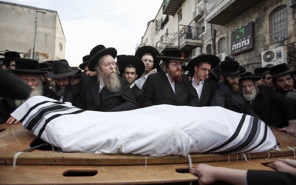 Des milliers de personnes assistent à l'enterrement de Yeshayahu Kirshavski à Beit Israël, le 13 octobre 2015 (Crédit : Flash 90)