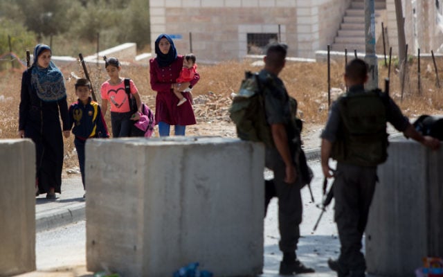 Les agents de la police des frontières israéliennes surveillent un point de contrôle dans le quartier de Jabel Mukaber à Jérusalem-Est, le 15 octobre 2015 (Crédit photo : Yonatan Sindel / Flash90)