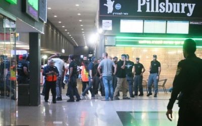 La police et les secouristes assistent à la gare centrale d'autobus de Beer Sheva, le 18 octobre, 2015. (Crédit : Meir Même Haim / Flash90)