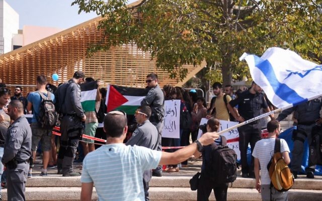 Des étudiants arabes protestent devant l'Université de Tel Aviv (Crédit : Flash 90) Des étudiants arabes protestent devant l'Université de Tel Aviv (Crédit : Flash 90)