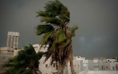 De fortes pluies, des vents forts et un orage frappant Tel Aviv, le 25 octobre 2015 (Crédit : Ben Kelmer / FLASH90)
