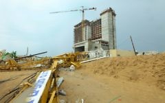 Une grue effondrée sur un chantier de construction à Netanya, le 25 octobre 2015. Illustration. (Crédit : Chen Leopold/Flash90)