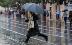 Un homme ultra-orthodoxe tient un parapluie dans la rue de Jaffa, dans le centre de Jérusalem pour un jour de pluie, le 25 octobre 2015 (Crédit : Yonatan Sindel / Flash90)