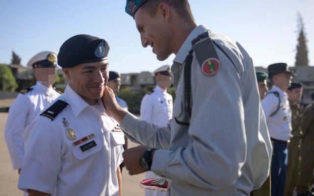 Le 1er lieutenant Mauricio Jésus Izaguirre de l'armée américaine qui suit un stage de formation des officiers de l'armée israélienne à l'extérieur de Mitzpe Ramon, le 21 octobre 2015 (Crédit : Unité de Hadar Ben-Simon / porte-parole de Tsahal)