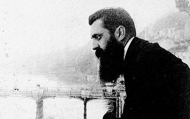 Célèbre photo de Theodor Herz sur le balcon de l'hôtel Les Trois Rois, à Bâle, en Suisse. (Crédit : CC-PD-Mark, by Wikigamad, Wikimedia Commons)