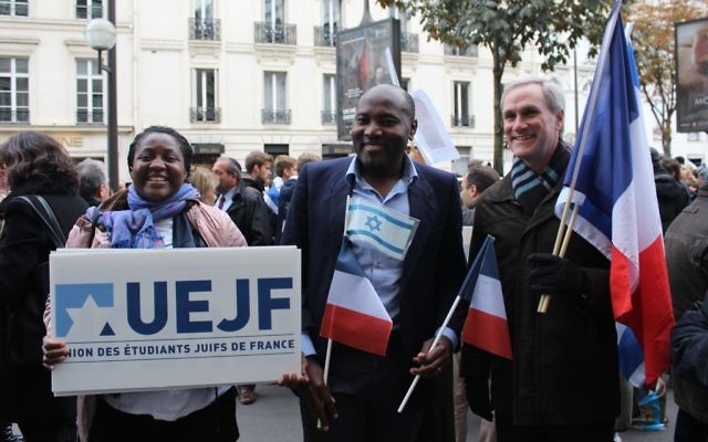 Des manifestants au rassemblement organisé par l'UEJF pour soutenir Israël durant la vague de terreur, à Paris, le 18 octobre 2015 (Crédit : Glenn Cloarec/Times of Israel)