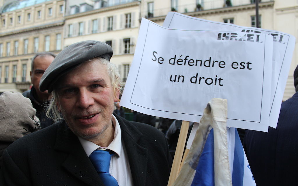 Un manifestant au rassemblement organisé par l'UEJF pour soutenir Israël durant la vague de terreur, à Paris, le 18 octobre 2015 (Crédit : Glenn Cloarec/Times of Israel)