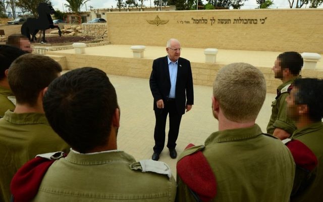 Reuven Rivlin remercie les policiers des frontières et les soldats de l'unité Duvdevan - me 8 octobre 2015 (Crédit : Kobi Gideon/GPO) Reuven Rivlin remercie les policiers des frontières et les soldats de l'unité Duvdevan - me 8 octobre 2015 (Crédit : Kobi Gideon/GPO)
