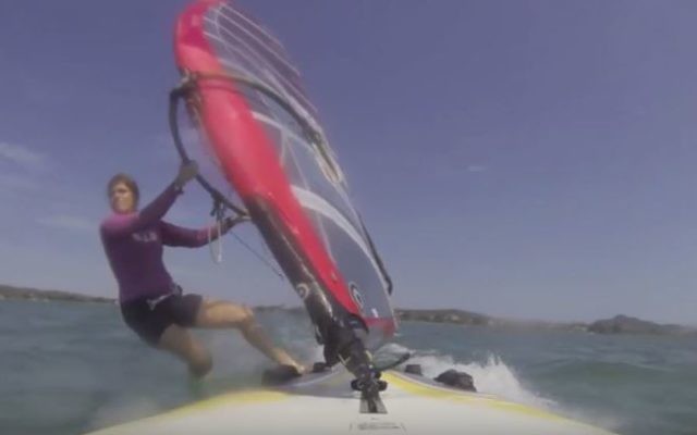 La surfeuse israélienne, Maayan Davidovich, (Crédit : YouTube / Sivan Davidovich)