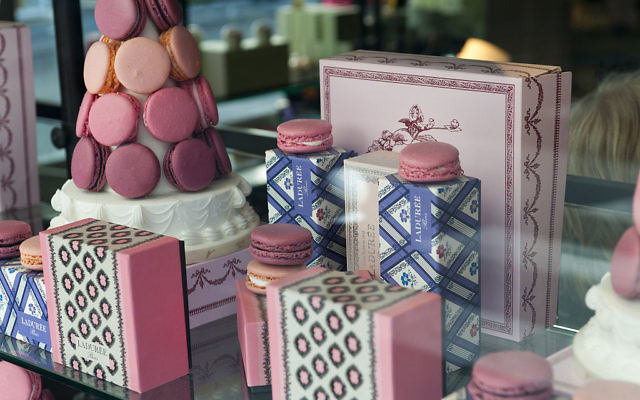 Crédit Wikipédia : Creative Commons Attribution-Share Alike 2.0 Generic license/	Flickr: Delicious from Paris - macarons from Ladurée on display/ Auteur	Michal Osmenda