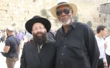 Morgan Freeman avec le rabbin du mur Occidental, Shmuel Rabinowitz, lors d'une visite sur le site le 25 octobre 2015. (Crédit : Autorisation du Western Wall Heritage Foundation)