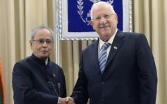Le président indien Pranab Mukherjee (à gauche) rencontre le président Reuven Rivlin lors de la première visite officielle en Israël d'un chef d'Etat indien, le 14 octobre 2015. (Crédit : Mark Neyman/GPO)