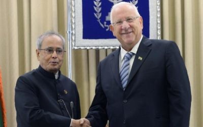 Le président indien Pranab Mukherjee (à gauche) rencontre le président Reuven Rivlin lors de la première visite officielle en Israël d'un chef d'Etat indien, le 14 octobre 2015. (Crédit : Mark Neyman/GPO)