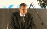 Yariv Levin devant la résidence du Premier ministre s'adresse à une foule de manifestants de droite, le 5 octobre 2015 (Crédit : capture d'écran)