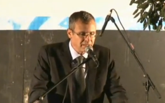 Yariv Levin devant la résidence du Premier ministre s'adresse à une foule de manifestants de droite, le 5 octobre 2015 (Crédit : capture d'écran) Yariv Levin devant la résidence du Premier ministre s'adresse à une foule de manifestants de droite, le 5 octobre 2015 (Crédit : capture d'écran)
