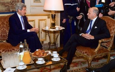 John Kerry (g) rencontre Laurent Fabius au Quai d'Orsay le 16 janvier 2015 (Crédit : U.S. Department of State)