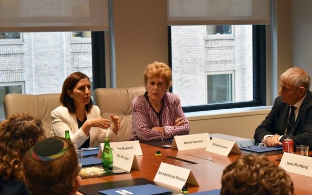 (G à D) chef des programmes de WJC : Sonia Gomes de Mesquita; la présidente d'Amérique du Nord du WJC : Evelyn Sommer; et la ministre de l'Egalité sociale d'Israël : Gila Gamliel (Crédit : Autorisation WJC) (G à D) chef des programmes de WJC : Sonia Gomes de Mesquita; la présidente d'Amérique du Nord du WJC : Evelyn Sommer; et la ministre de l'Egalité sociale d'Israël : Gila Gamliel (Crédit : Autorisation WJC)