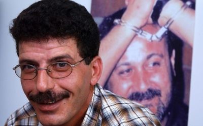 Kadoura Fares, avec une image de dirigeant du Fatah emprisonné Tanzim Marwan Barghouthi en arrière-plan (Crédit : Flash90)