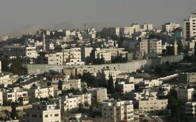 Vue d'Abou Dis vu de la barrière de sécurité (Crédit photo: Kobi Gideon / Flash90)