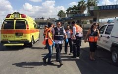 Une équipe du Magen David Adom arrive sur les lieux d'une tentative d'attaque au couteau dans la station centrale d'autobus d'Afula, le vendredi 9 octobre 2015  (Photo: Autorisation / Magen David Adom)
