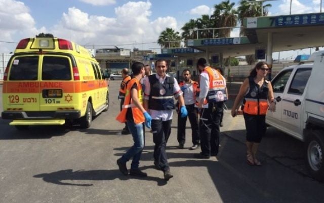 Une équipe du Magen David Adom arrive sur les lieux d'une tentative d'attaque au couteau dans la station centrale d'autobus d'Afula, le vendredi 9 octobre 2015 (Photo: Autorisation / Magen David Adom) Une équipe du Magen David Adom arrive sur les lieux d'une tentative d'attaque au couteau dans la station centrale d'autobus d'Afula, le vendredi 9 octobre 2015 (Photo: Autorisation / Magen David Adom)