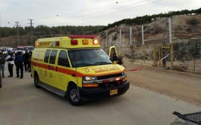 Une ambulance sur les lieux d'une attaque au couteau au checkpoint Gevaot dans le Gush Etzion, où un soldat de Tsahal de20 ans a été poignardé le vendredi 23 octobre 2015. Le terroriste a été meutralisé (Photo: Magen David Adom)