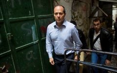 Le maire de Jérusalem, Nir Barkat, dans le quartier musulman de la Vieille Ville de Jérusalem, à la suite d'une attaque terroriste où une terroriste palestinienne a poignardé un Israélien près de la Porte des Lions le 7 octobre 2015 (Crédit photo: Yonatan Sindel / Flash90)