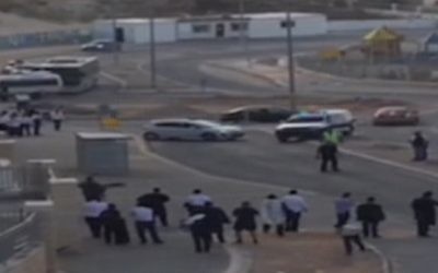 La scène d'une attaque terroriste palestinienne à Beit Shemesh le 22 octobre 2015 (Crédit : Capture d'écran Deuxième chaîne)