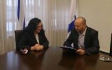 Le ministre de l'Éducation Naftali Bennett démissionne de son siège de député, le 7 octobre 2015 (Photo: Autorisation / Pore parole du parti HaBayit HaYehudi)