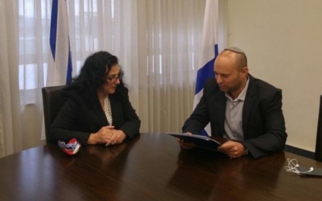 Le ministre de l'Éducation Naftali Bennett démissionne de son siège de député, le 7 octobre 2015 (Photo: Autorisation / Pore parole du parti HaBayit HaYehudi) Le ministre de l'Éducation Naftali Bennett démissionne de son siège de député, le 7 octobre 2015 (Photo: Autorisation / Pore parole du parti HaBayit HaYehudi)