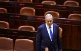 Le Premier ministre Benjamin Netanyahu se dirige vers son siège avant de prononcer un discours à la Knesset le 12 octobre 2015, à Jérusalem (Crédit photo: Gali Tibbon / AFP)