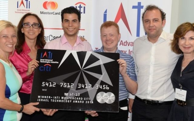 La start-up israélienne Pricence accepte le premier prix Technology Award MasterCard Israël 2014. (Crédit : autorisation) La start-up israélienne Pricence accepte le premier prix Technology Award MasterCard Israël 2014. (Crédit : autorisation)