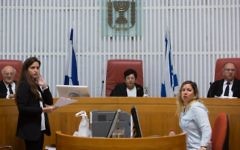 La présidente de la Cour suprême Miriam Naor lors d'une audience relative à la démolition de maisons de terroristes arabes, le 29 octobre 2015 (Crédit : Yonatan Sindel / Flash90)