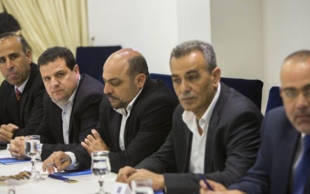 Des membres de la Liste arabe unie rencontrent le président israélien Reuven Rivlin à la résidence du président à Jérusalem, le 22 mars 2015 (Crédit photo: Yonatan Sindel / Flash90) Des membres de la Liste arabe unie rencontrent le président israélien Reuven Rivlin à la résidence du président à Jérusalem, le 22 mars 2015 (Crédit photo: Yonatan Sindel / Flash90)