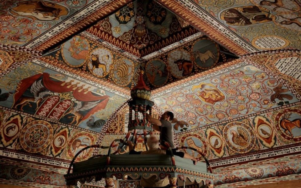 Comme le montre "Raise the Roof", Jason Loïk et Rick Brown sont en train de stabiliser le haut de la bima du toit de la synagogue Gwoździec reconstruite, maintenant la pièce maîtresse du Musée POLIN de l'histoire des Juifs de Pologne à Varsovie, qui a ouvert ses portes en octobre 2014. (Crédit : production Trillium Studios)