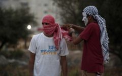 Un jeune Palestinien portant un ancien t-shirt de la campagne pour les primaires du Likud de la ministre de la Culture Miri Regev lors d'affrontements avec l'armée israélienne dans la ville de Ramallah en Cisjordanie, le 4 ioctobre 2015 (Crédit photo: Abbas Momani / AFP)