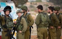 Des soldats israéliens sur le site de l'attaque terroriste de mardi près du carrefour Gush Etzion, où un Palestinien a percuté sa voiture dans des piétons à un arrêt de bus et a ensuite tenté de les poignarder, le 20 octobre 2015 (Crédit photo: Yonatan Sindel / Flash90)