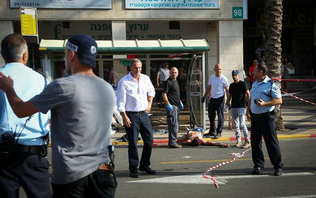 Le site d'une attaque à Raanana où un terroriste a poignardé un homme à un abri-bus  (Crédit : Flash 90)