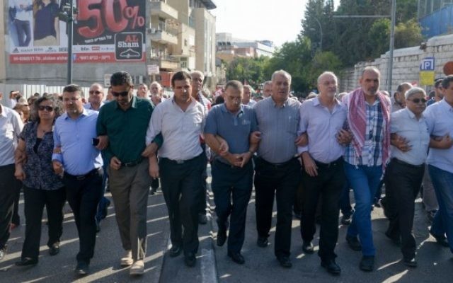 Des membres du parti Hadash de la Liste arabe unie manifestent contre le gouvernement à Nazareth, le 10 octobre 2015 (Crédit photo: Basel Awidat / Flash90) Des membres du parti Hadash de la Liste arabe unie manifestent contre le gouvernement à Nazareth, le 10 octobre 2015 (Crédit photo: Basel Awidat / Flash90)