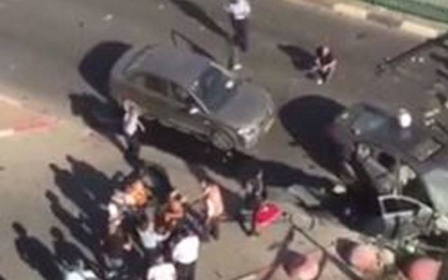 La scène de l'explosion d'une voiture piégée liée au crime organisé à Hadera dans laquelle un homme a été grièvement blessé, le 21 octobre 2015 (Crédit : Capture d'écran YouTube) La scène de l'explosion d'une voiture piégée liée au crime organisé à Hadera dans laquelle un homme a été grièvement blessé, le 21 octobre 2015 (Crédit : Capture d'écran YouTube)