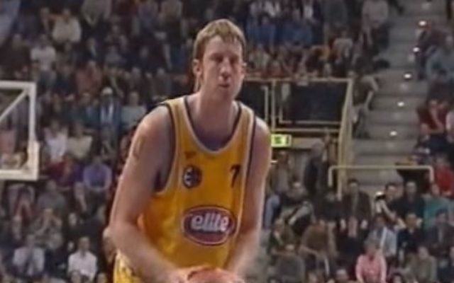 Nate Huffman joue pour le Maccabi Tel-Aviv contre Obiettivo Lavoro de Bologne dans la FIBA Euroligue 2000-2001. (Crédit : capture d'écran de YouTube) Nate Huffman joue pour le Maccabi Tel-Aviv contre Obiettivo Lavoro de Bologne dans la FIBA Euroligue 2000-2001. (Crédit : capture d'écran de YouTube)