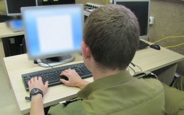 Un soldat dans un cours de cybersécurité de l'armée israélienne le 10 juin 2013 (Crédit photo: Porte-parole de Tsahal)