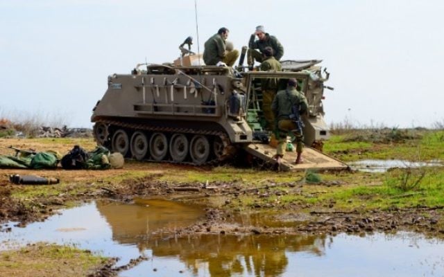 Soldats israéliens sur le plateau du Golan, le 19 janvier 2015. (Crédit : Basal Awidat/Flash90)