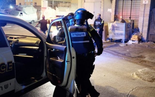 Des policiers dans les rues de Jaffa, le 6 octobre 2015, après de violentes émeutes  (Crédit photo: Tomer Neuberg / Flash90)