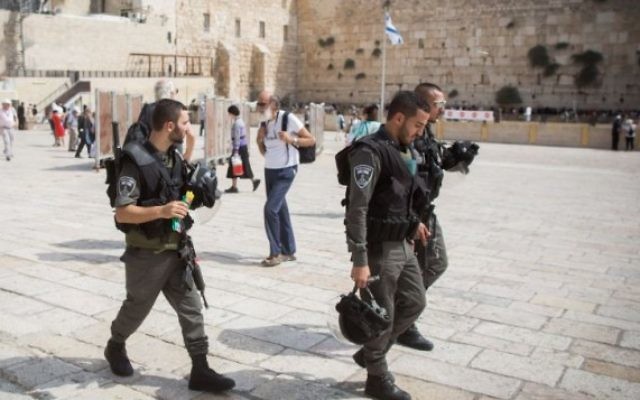 Des policiers sur l'esplanade du mur Occidental dans la Vieille Ville de Jérusalem, le 13 septembre 2015. (Crédit : Yonatan Sindel/Flash90) Des policiers sur l'esplanade du mur Occidental dans la Vieille Ville de Jérusalem, le 13 septembre 2015. (Crédit : Yonatan Sindel/Flash90)