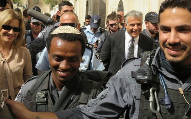 Yair Lapid, le chef du parti Yesh Atid (en costume et cravate) lors d'une visite de la Vieille Ville de Jérusalem par les membres de son parti (Photo: Autorisation Yesh Atid)